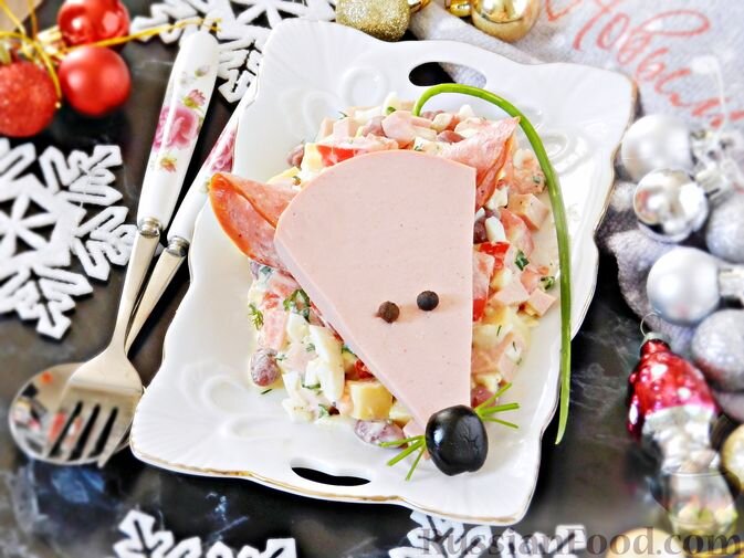 колбаса варёная, фасоль консервированная, яйца, помидоры, сыр твёрдый, лук зелёный, укроп свежий, майонез, колбаса копчёная, маслина, перец душистый горошком, соль, перец чёрный молотый