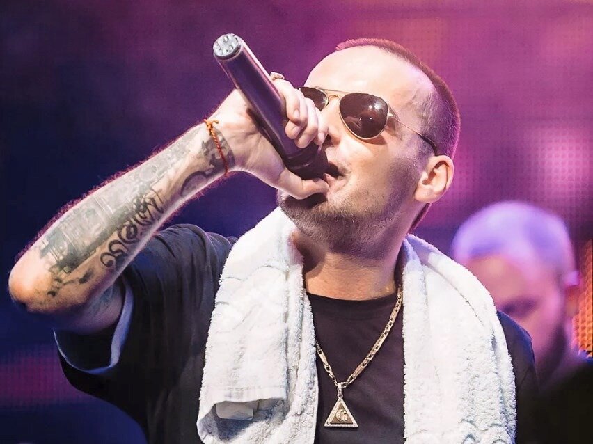 На этом фото уже другой знак, но тоже масонский