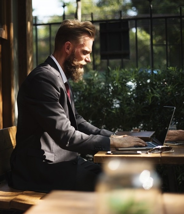 https://pixabay.com/photos/beard-business-business-people-cafe-2326422/
