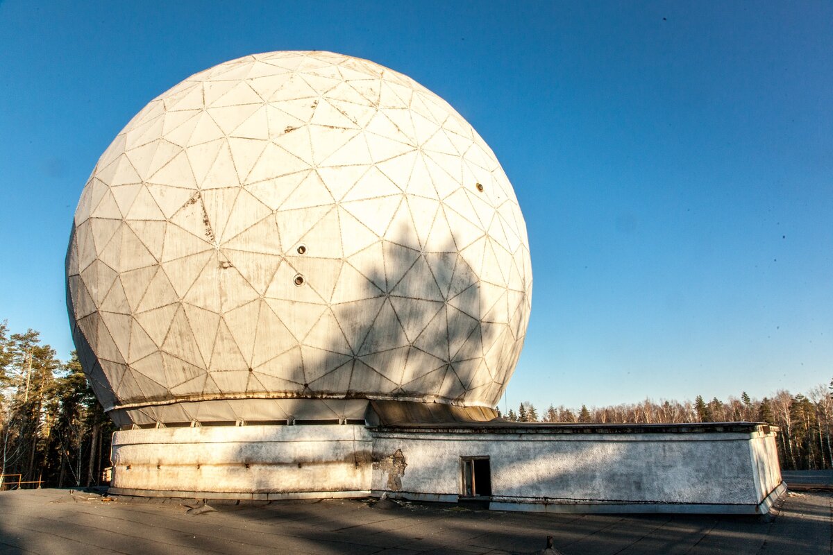 Высота шара с 3- или даже с 4-этажный дом. Здание, на котором он установлен еще выше. 