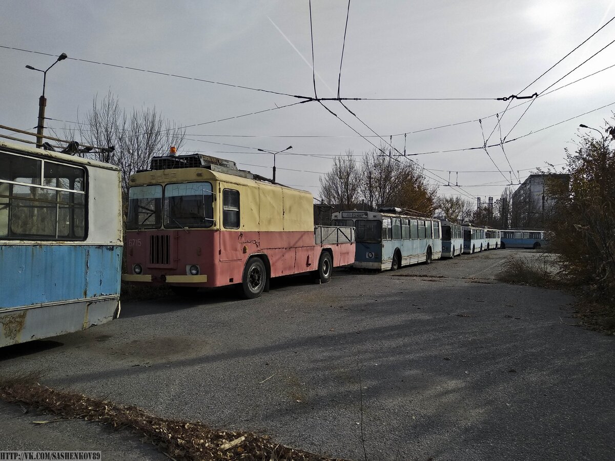 Депо 1 волгоград. Троллейбусное депо 1 Волгоград. Троллейбусное депо 4 Волгоград. Троллейбусный парк Челябинск. Заброшенный троллейбусный парк Петербург.