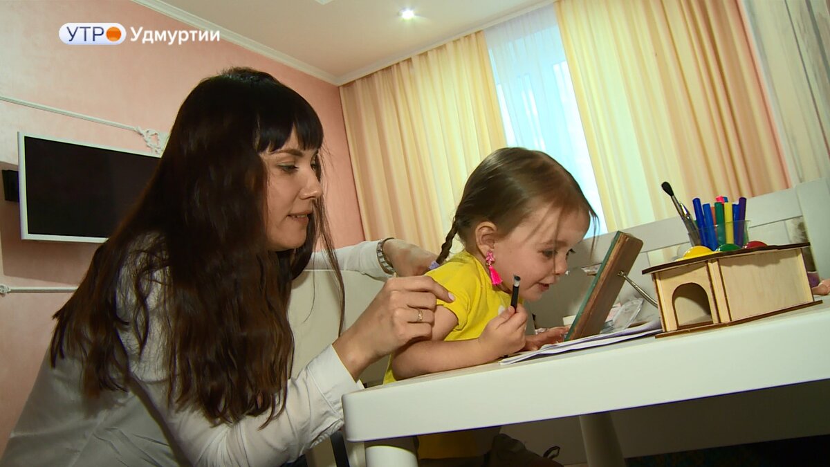 губки накрась, посмотри, какая ты красивая!  