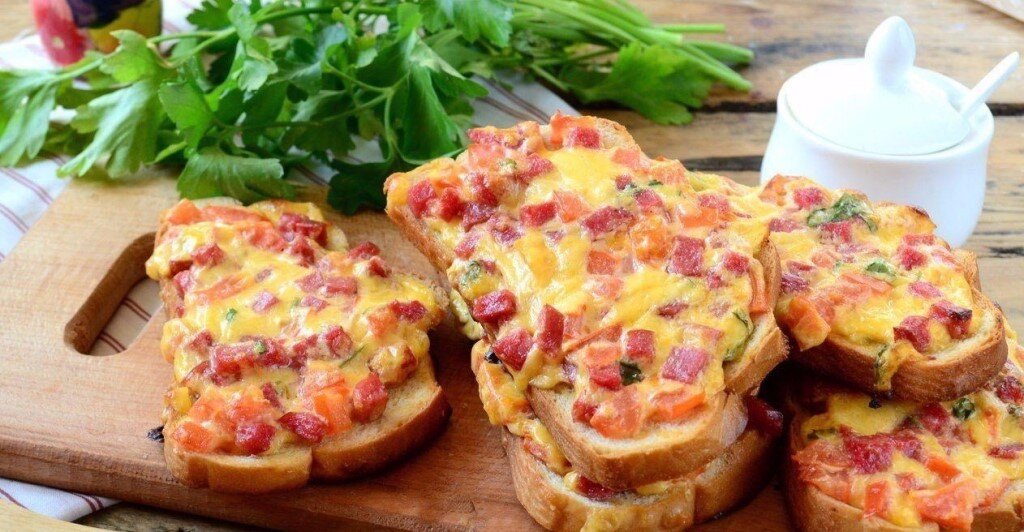 Горячие бутерброды с колбасой и сыром