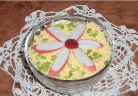 Салат с крабовыми палочками.