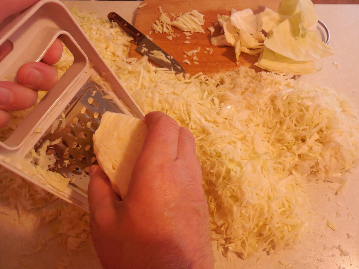 Если капусты много, помогает шинковать муж