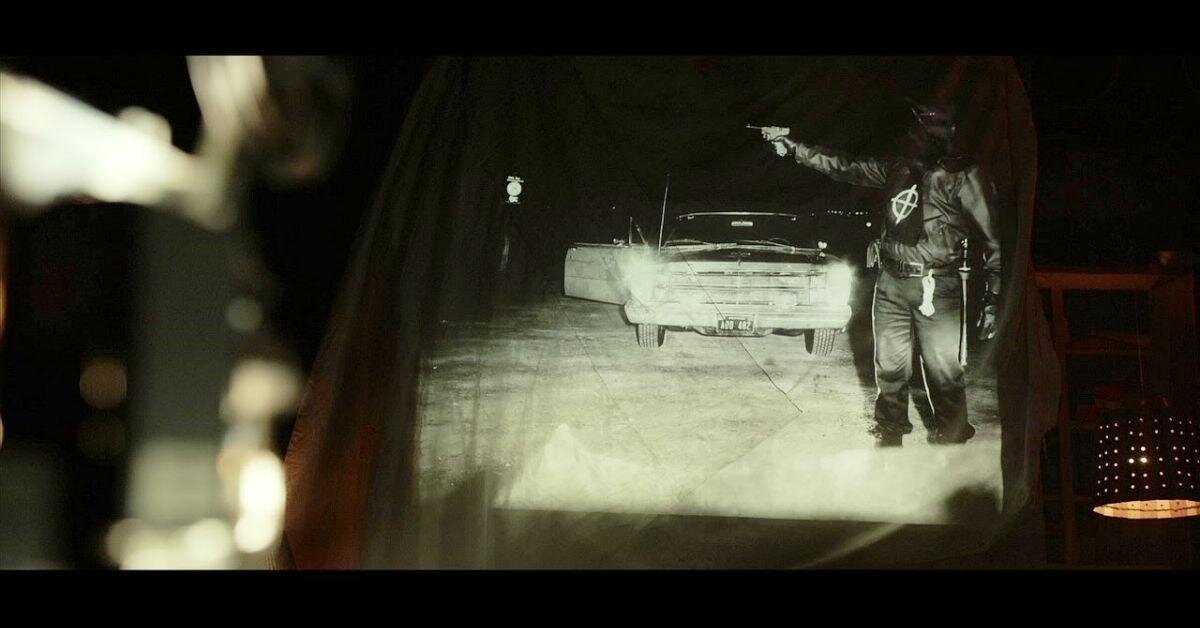 Есть совершенно особенные фильмы, построенные на неожиданных интригах сюжета и нескончаемой череде опасностей, которым подвергаются герои. Эмоциональное напряжение и интерес к содержанию не спадают в них до самого конца.
Это замечательный вид кино, ведь, как сказал один писатель: «Если фильм не щекочет вам нервы, значит, он не справляется со своей работой».
