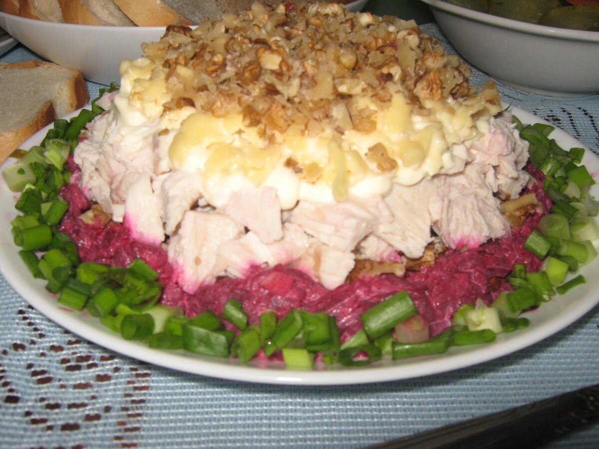 слоеный салат "мой генерал". салат курица картошка морковь свекла. салат с мясом и свеклой. салат курица картошка морковь свекла. салат кучками.