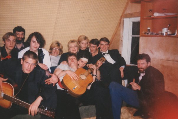 Искала отдельную фотографию, но не нашла. Это наша старая компания. На переднем плане с гитарой - это он, муж моей сестры. Кстати, я сама сразу за ним, в бело-черной блузке. А дальше - Денис. Тот, что без бороды. Он умер лет пять назад. Это просто треш какой-то.