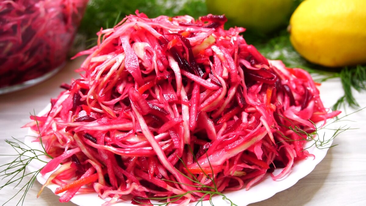 Необычный салат из обычной капусты и свеклы: даже на праздничный стол его готовлю