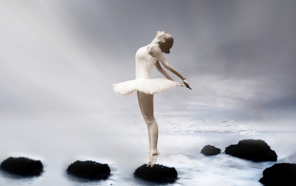 https://cdn.pixabay.com/photo/2018/01/01/23/38/ballerina-3055155_960_720.jpg