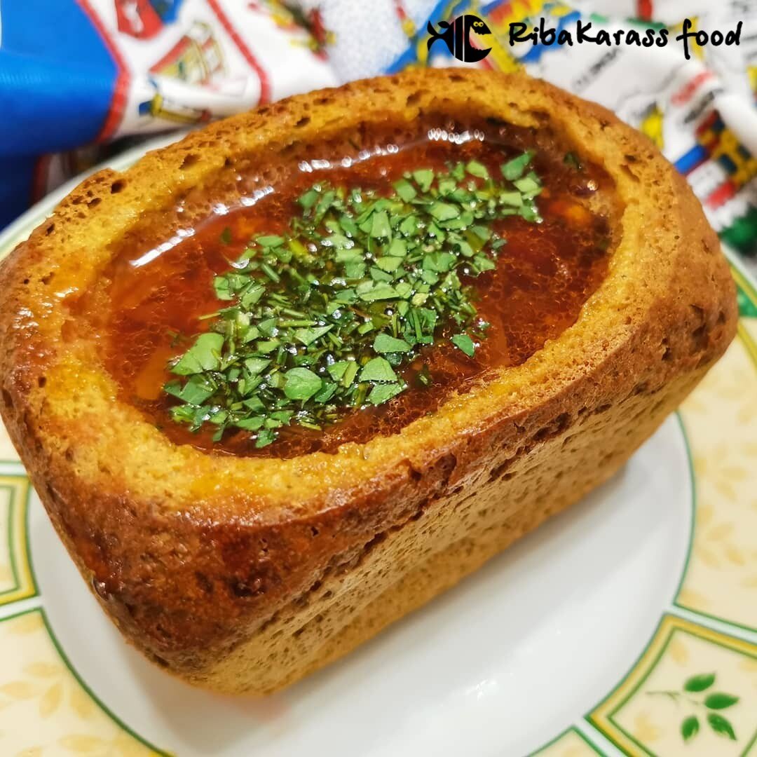 Очень хорошая традиция подавать борщ в булке хлеба