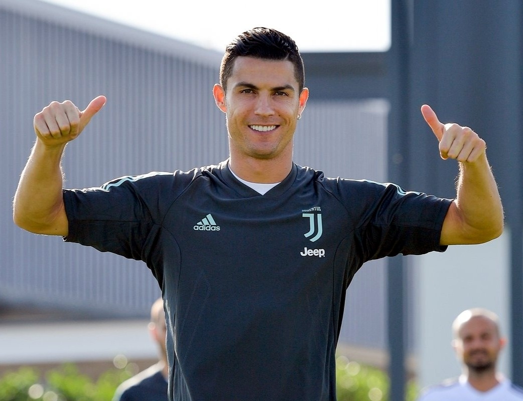 Криштиану Роналду душ Сантус Авейру (порт. Cristiano Ronaldo dos Santos Aveiro) — выдающийся португальский футболист. Роналду с 2008 года — капитан сборной Португалии. Криштиану признан Португальской футбольной федерацией лучшим игроком в истории португальского футбола. Большую часть карьеры Криштиану Роналду провел в клубах «Манчестер Юнайтед» и «Реал» (Мадрид), летом 2018 года перешел в туринский «Ювентус».

Ранние годы и образование

Криштиану Роналду родился 5 февраля 1985 в городе Фуншал на Мадейре.

Отец Роналду — Жозе Диниш Авейру — работал садовником.

Мать — Мария Долореш душ Сантуш — была кухаркой.

У Роналду есть старший брат Угу и две старшие сестры — Эльма и Лилиана Катиа.

Криштиану Роналду родился лет на десять позднее своих сестер и брата, которые были погодками. Конечно, его все пестовали и обожали. Свое имя Роналду мальчик получил, благодаря отцу, который преклонялся перед талантом Рональда Рейгана-актера, до его появления в роли президента.

Домик, где жила семья Роналду был совсем крошечным. Криштиану вспоминал, что даже стиральную машину держали на крыше. Хотя уже само наличие стиральной машины считалось признаком достатка в бедном квартале Санту-Антониу, где они проживали.

«Детство было сложным, но у меня никогда не было нехватки чего-то, — вспоминал то временя Криштиану Роналду. — Мои родители много работали и вообще делали все, чтобы мы, дети, ни в чем не нуждались».

Но для Криштиану самым лучшим подарком был футбольный мяч. С этой игрушкой он не расставался.

«Когда мне было 5, 6, 7 лет, я всегда просил маму подарить мне футбольный мяч. Ни велосипед, ни компьютер, ни Game Boy — ничего этого мне было не надо», — рассказывал Криштиану Роналду.

А уже в восьмилетнем возрасте Криштиану Роналду стал тренироваться в команде «Андоринья». Кстати, в семье Роналду хранят его первый мяч, как реликвию.

Криштиану настолько боготворил футбол, что часто, играя, забывал о еде. А вместо того, чтобы делать уроки — вылезал из окна спальни и сбегал гонять мяч.

Первая школьная учительница Роналду вспоминала: «С того дня, как Криштиану вошел в дверь класса, он любил только футбол. Нет, он принимал участие и в других мероприятиях, разучивал песни и кое-как делал уроки, но все, что ему действительно было нужно — это свободное время для себя и своего футбола. Если под рукой не оказывалось настоящего мяча — а такое случалось часто — он делал его из носка. Он всегда находил способ играть. Я не знаю, как ему это удавалось».

Футбольная карьера Криштиану Роналду

После «Андориньи» Криштиану Роналду некоторое время играл в местном клубе «Насьонал», но вскоре стал выступать в молодежной академии лиссабонского «Спортинга». Также талантливый спортсмен играл за сборную Португалии, участвовал в юношеском чемпионате Европы.

Но жизнь в столице оказалась нелегкой для Роналду. Во-первых, у него был сильный акцент, так как на Мадейре говорили совсем не так, как в Лиссабоне. Дети в школе его передразнивали, смеялись, когда Криштиану Роналду только открывал рот. Во-вторых, он сам никого не понимал. Криштиану вспоминал, что у него было впечатление, что он вообще говорит на другом языке. Роналду злился и даже бросался стульями в обидчиков. Он звонил маме, плакал и просился домой.

Видимо, от больших нагрузок в 15-летнем возрасте у Криштиану Роналду были обнаружены проблемы со здоровьем — ему диагностировали тахикардию. Но на спортивной карьере этот диагноз не отразился. Роналду сделали операцию, и уже через 3 дня Криштиану вышел на поле.

Вскоре начальство «Спортинга» признало, что Криштиану Роналду действительно нуждается в поддержке и послало за его мамой, чтобы она жила поблизости. В итоге Роналду присмирел: «Я плакал каждый день, но пребывание там мне понравилось. Я многому научился, особенно тому, как жить под прессингом».

Криштиану Роналду понимал, что он попал на лучшую фабрику футбола. У клуба «Спортинг» есть своя собственная футбольная академия Алкошете, одна из крупнейших в Европе. Это лучшее место для юных талантов, где с каждым воспитанником работают тренеры, воспитатели, психологи и врачи, которые мониторят все стороны его жизни, контролируя и направляя рост.

Фактически профессионалы из Алкошете шесть лет гоняли Роналду и строили его тело, прежде чем выпустить на поле.

Когда 17-летнего Роналду наконец допустили до игры, он кинулся в бой и умудрился за один сезон пройти все четыре ступени футбольной академии: он сыграл за команды до 16, до 17, до 18 лет, потом за дубль и наконец попал в основу. В истории клуба «Спортинг» таких учеников, как Криштиану Роналду больше не было.

Работу во взрослой сборной Роналду начал в качестве мальчика, подающего мячи: «Они платили мне по 5 евро за игру, но я бы делал это и бесплатно. Деньги ничего не значили — важно было оказаться поближе к полю», — говорит Криштиану Роналду.