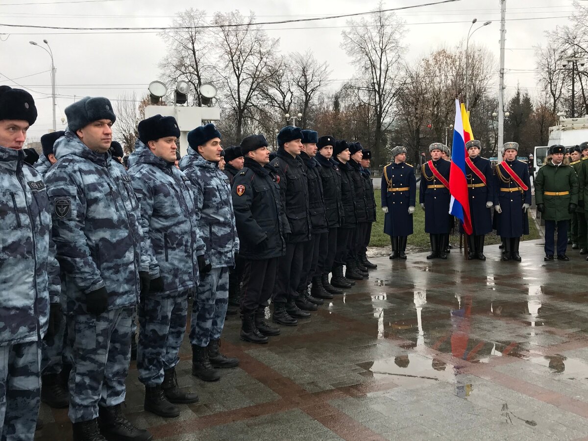  В память о погибших защитниках Калинина была объявлена минута молчания.
Участники торжественной церемонии возложили цветы к подножию Обелиска.
