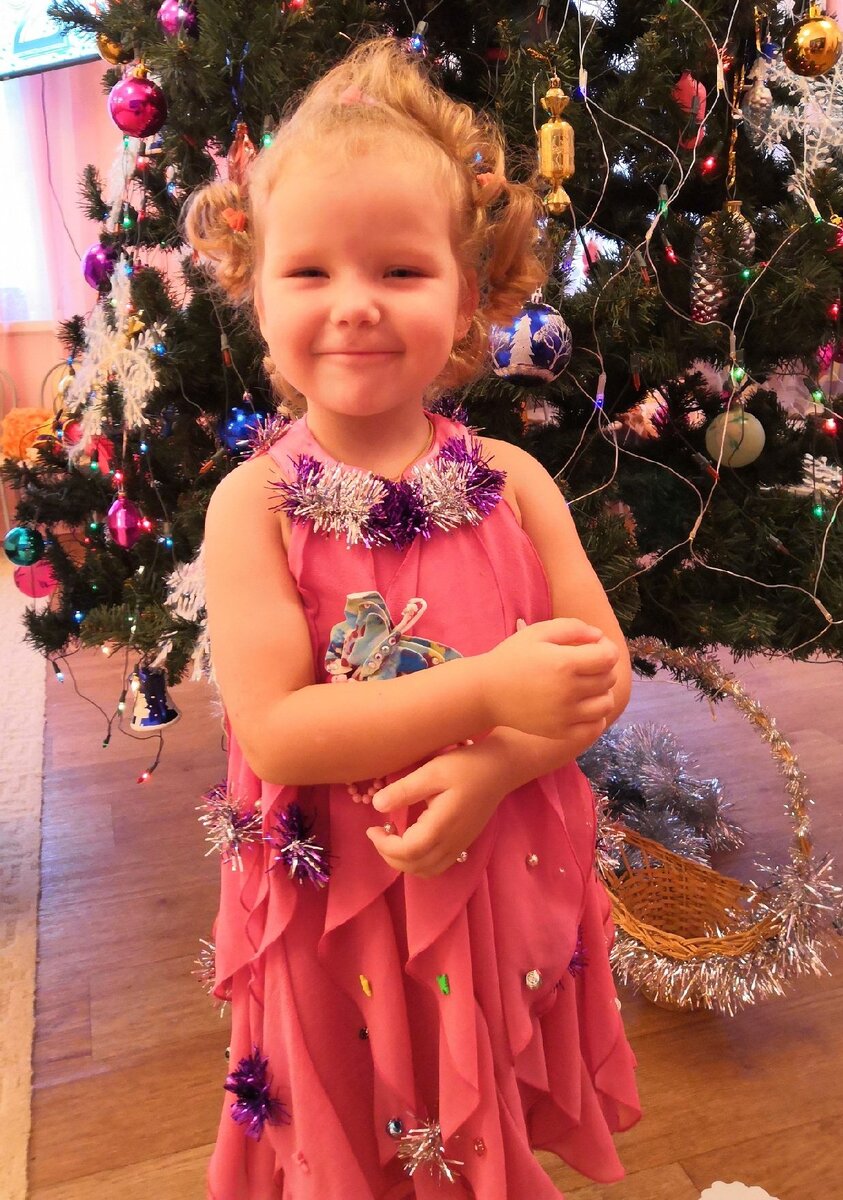 Моя хлопушка. Получила подарок  довольная моська!