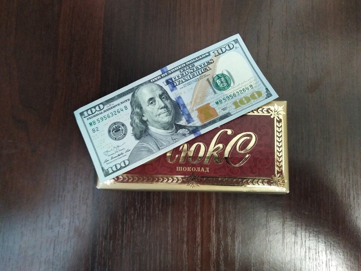 Шоколадка за 100 рублей. 100 Грамм шоколада. Шоколадка 100 грамм. 100 Грамм батончика это. Senator шоколадки 100 грамм.