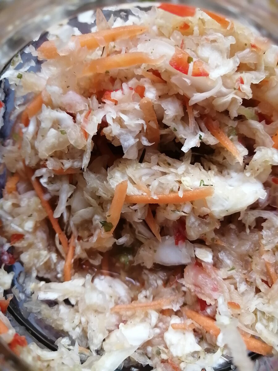 Ферментированный салат из пекинской капусты, моркови и сельдерея.