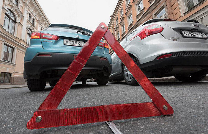  

Никто на дороге не застрахован от того, чтобы не стать участником ДТП. Более того, когда случилось худшее, водитель должен знать, как правильно себя вести. В первую очередь, из финансовых соображений. Достаточно часто автомобилисты совершают целый перечень роковых ошибок, которые в конечном итоге лишают их права на получение хоть какой-то компенсации, способной перекрыть часть трат на восстановление автомобиля.
