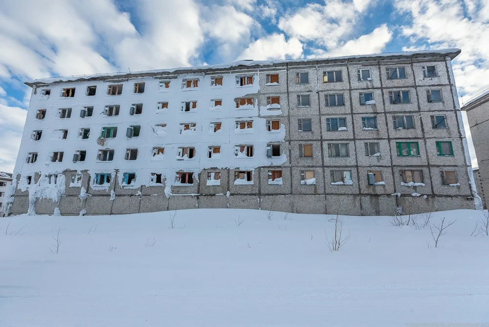 Воркута. Полздания справа - еще жилое. Слева - брошенное, без отопления.