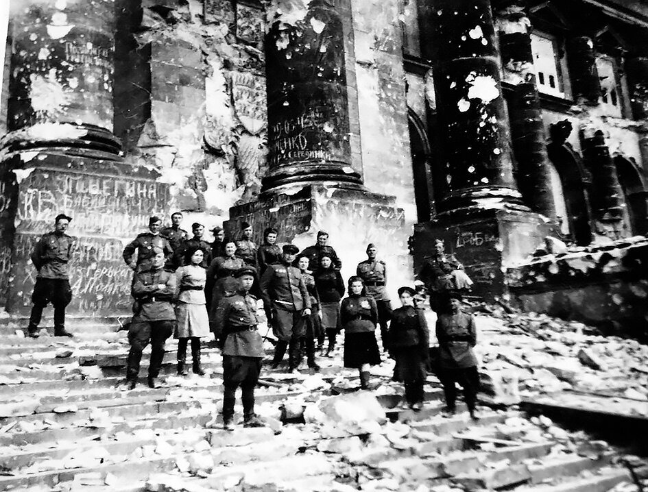 Фото советских солдат у рейхстага