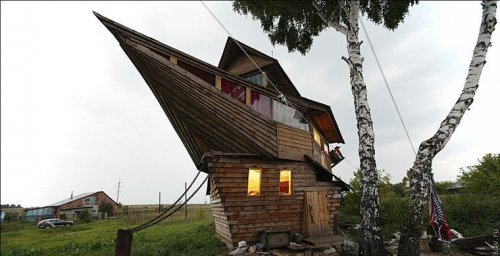 Дом в форме корабля (посёлок Боровой, Кемеровская область)



Односельчане прозвали этот дом "Николаевым ковчегом", так как это — детище местного народного умельца по имени Николай. По словам автора, "хата с краю", как он любит называть своё творение, приснилась ему во сне, после чего он сразу же приступил к строительству. В доме находится гостиная, спальня, детская, баня, бассейн и оранжерея. Примечательно, что всё это строилось без единого чертежа.
