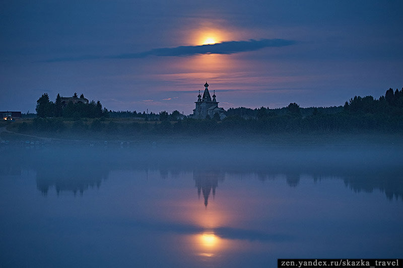 Лунная ночь на реке с видом на деревянный храм