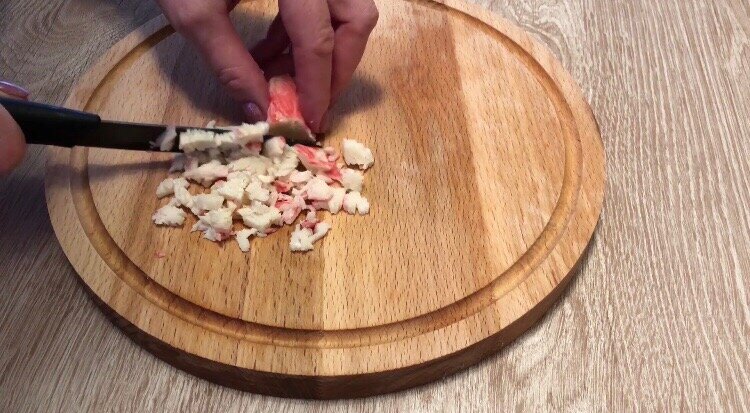 Измельчить крабовые палочки