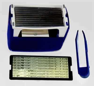 Набор состоит из корпуса, кассы символов и пинцета