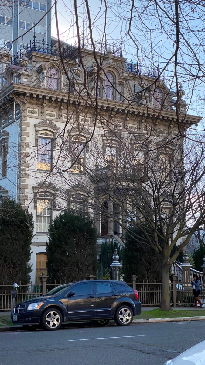 Особняк Леланда Стэнфорда вид со стороны улицы