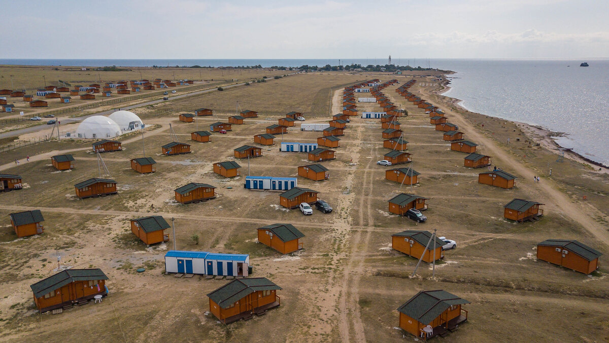 Оленевка виладж. Оленевка Вилладж кемпинг. Автокемпинг Оленевка Village. Оленевка Вилладж Крым. Оленёвка Крым автокемпинг Village.