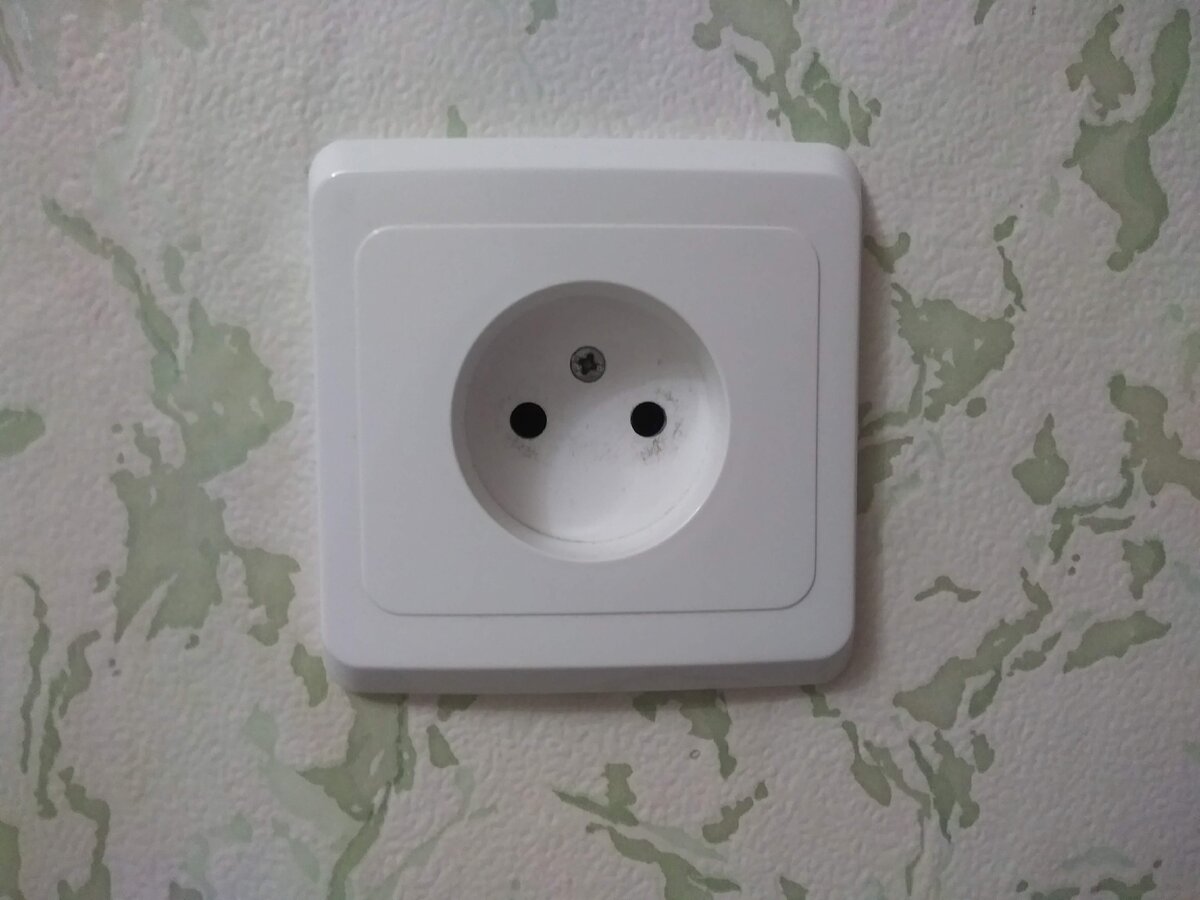 розетка у кровати