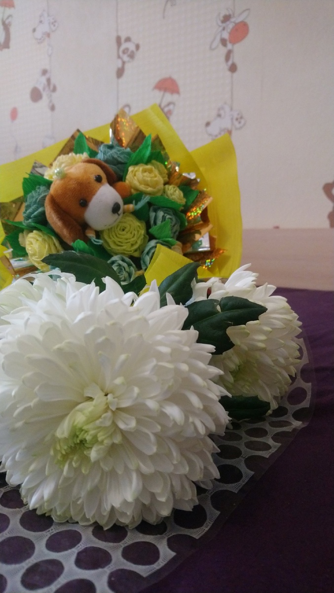 Её букеты. Цветы стоят вторую неделю