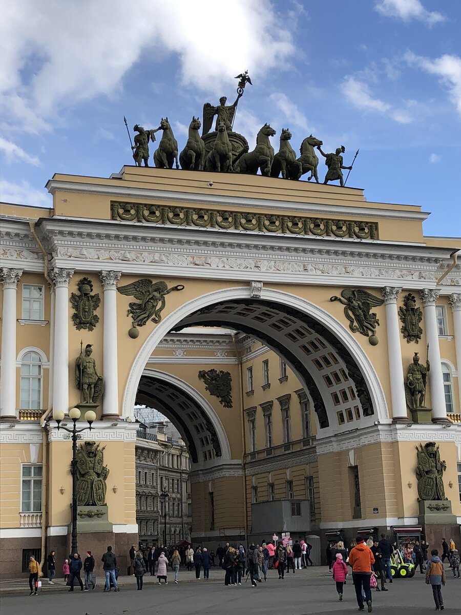 Выход на Дворцовую площадь в Санкт-Петербурге