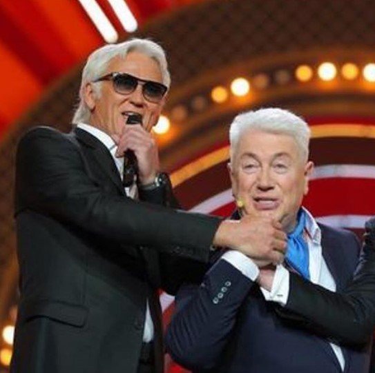 Потому артист вместо законного отдыха должен зарабатывать несмотря на то, что в этом возрасте его одолевают различные проблемы с состоянием — все равно это большая нагрузка, а 71 год это не шутки.