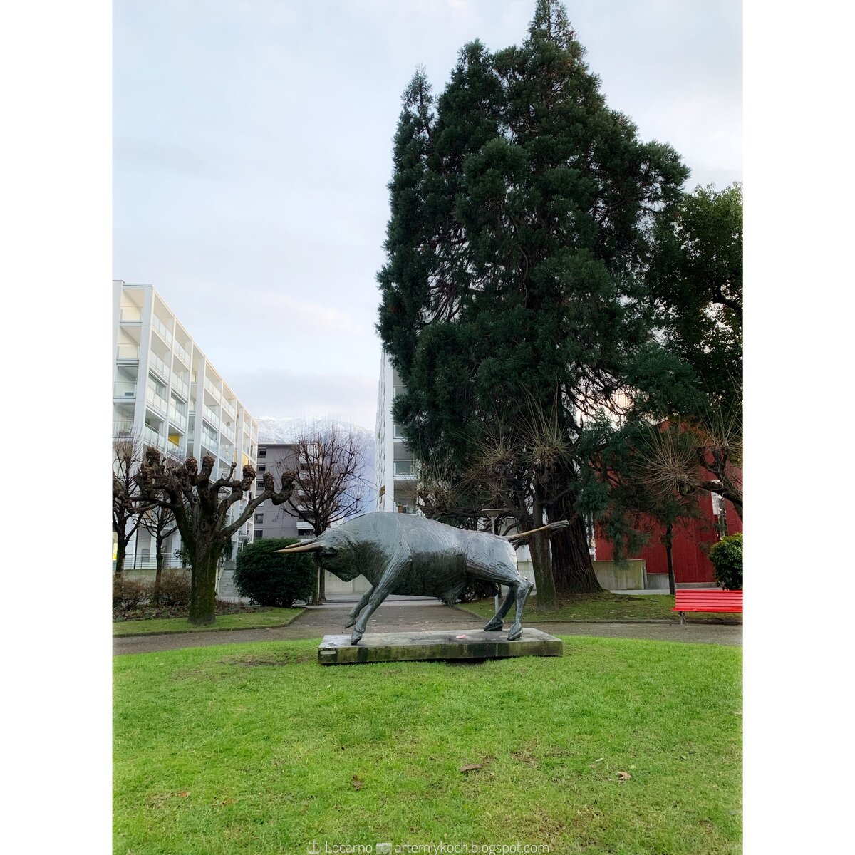 Nel 1975, l’artista Remo Rossi donò alla città Locarno la scultura del “Toro”. Lo abbiamo trovato nei Giardini G.B. Rusca. Giovan Battista Rusca fu sindaco di Locarno nel 1925.