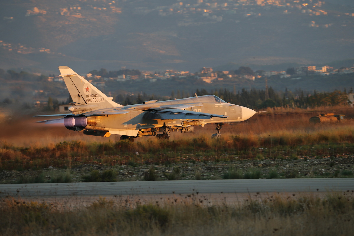 Су-24 взлетает с аэропорта, источник фото: яндекс.картинки