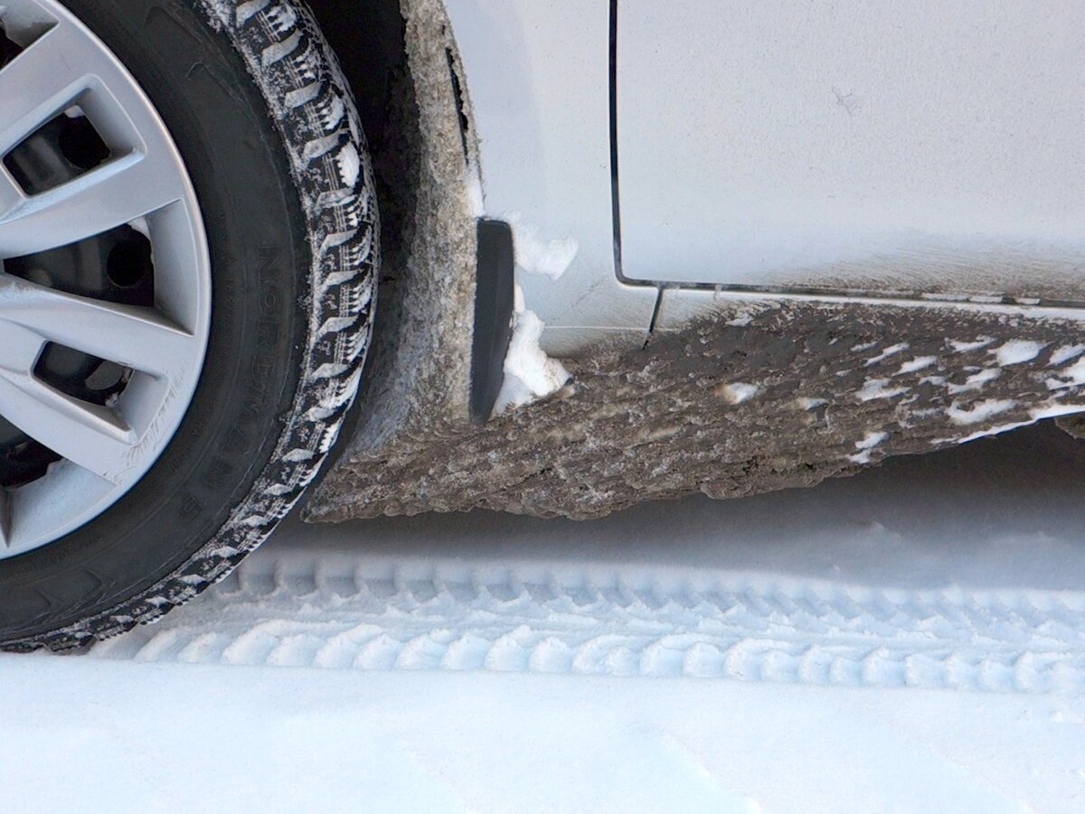 Песок и грязь летит из под колес, тем самым пескоструит порог