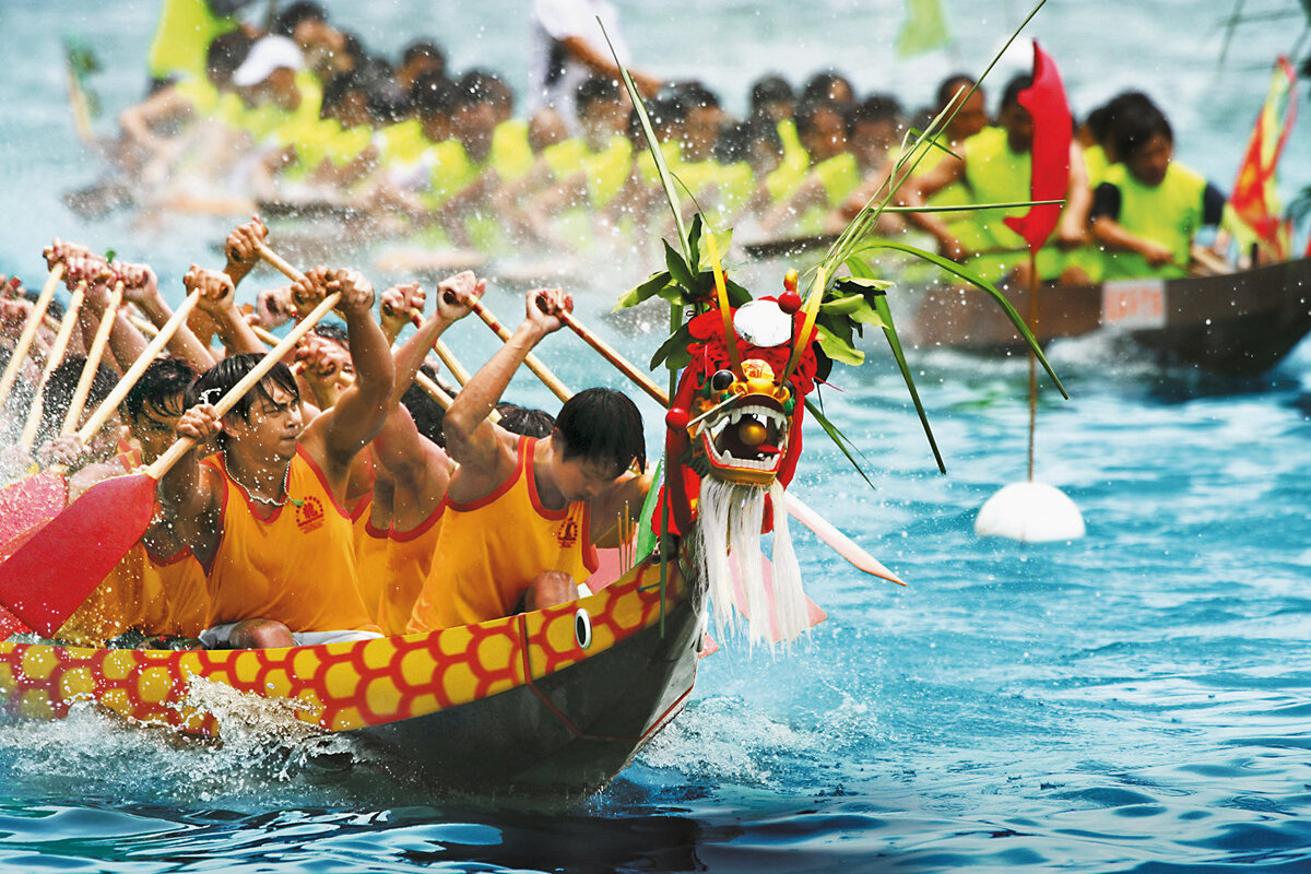 Праздник драконьих лодок дуаньу. Фестиваль драконьих лодок в Китае. Праздник дуаньу в Китае. Праздник драконьих лодок в Китае. Рис кидают в воду