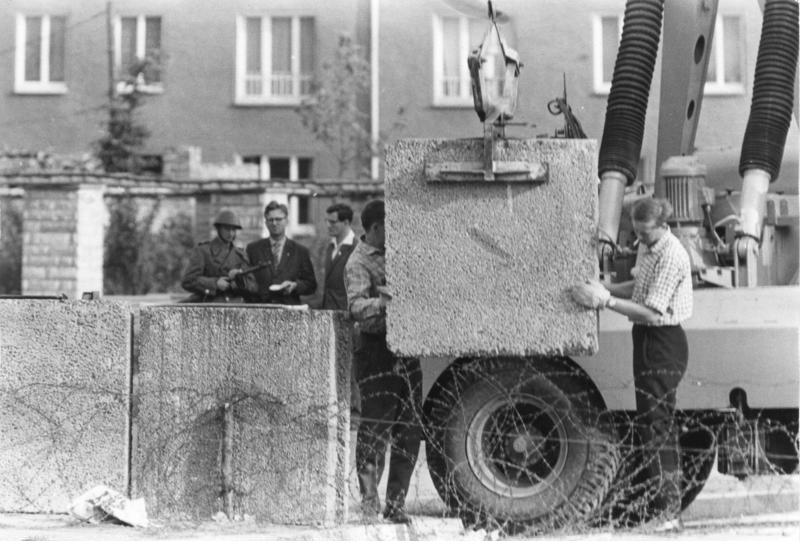 Установка бетонных блоков, 1961 год. Фото с сайта Wikipedia.org