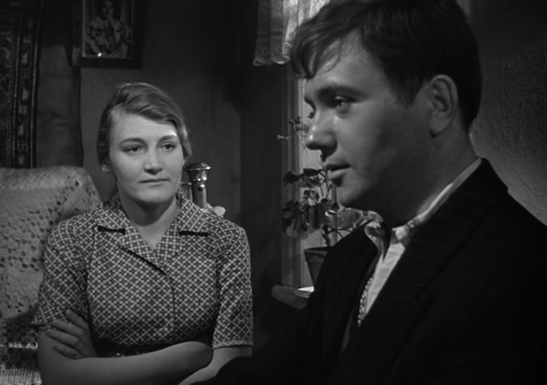 Кадр из фильма "Живет такой парень". Катя Лизунова (Лариса Буркова) и Пашка Колокольников (Леонид Куравлев)