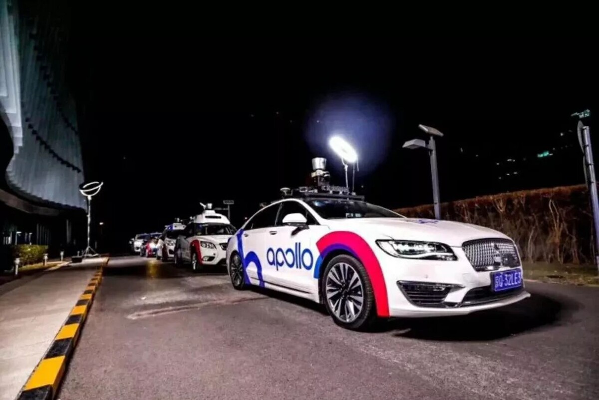 Ночные испытания Apollo в Пекине (Фото: Zhongguancun Online)