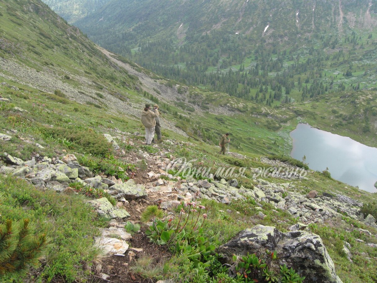 Спуск к горному озеру