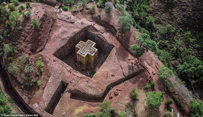 Церковь Святого Георгия в Лалибэле, Эфиопия высечена в скале из вулканической породы в 12-м веке 