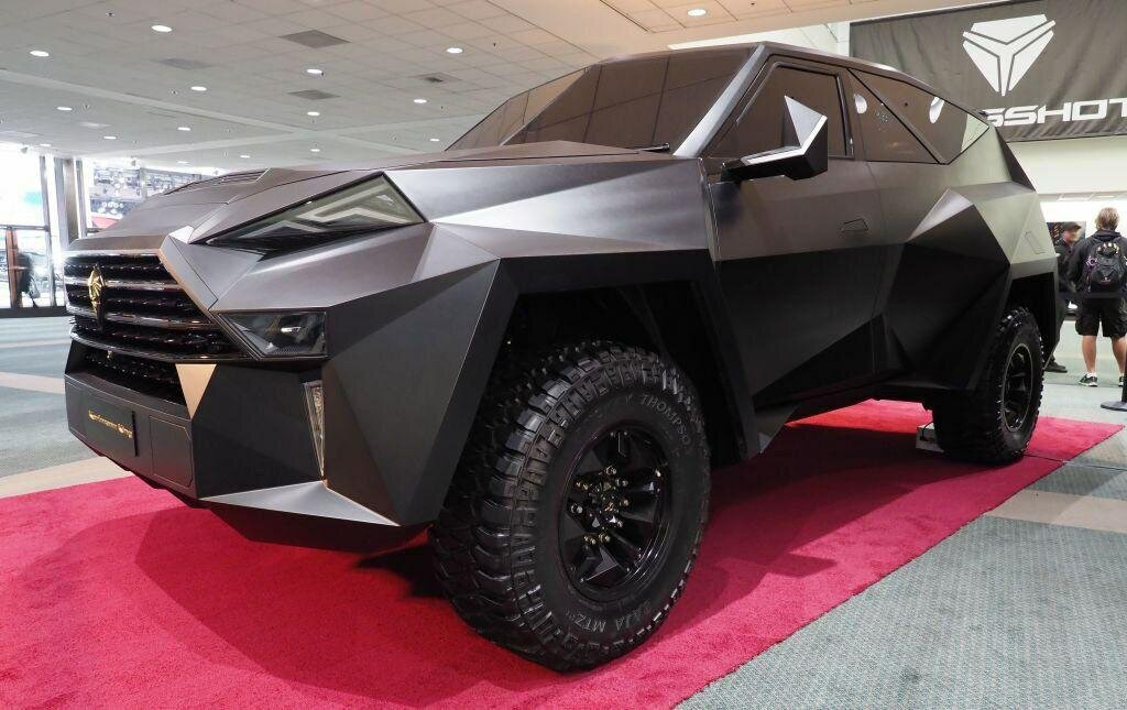 🚘Самый дорогой внедорожник в мире Karlmann King, построенный на базе американского Ford F-550, обойдется в два миллиона долларов. Но этот полигонный монстр с мотором V10, роскошным интерьером и пуленепробиваемой обшивкой, к сожалению, быстрее 140 км/ч разогнаться не способен.