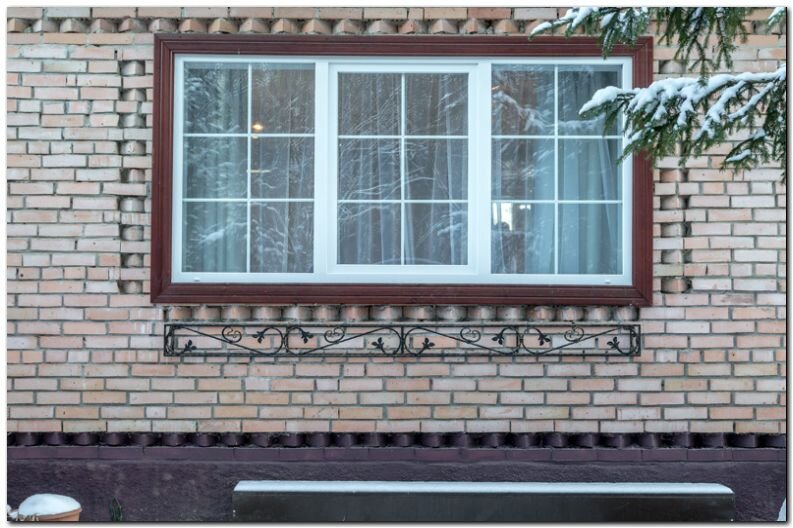 окно с декоративной белой раскладкой