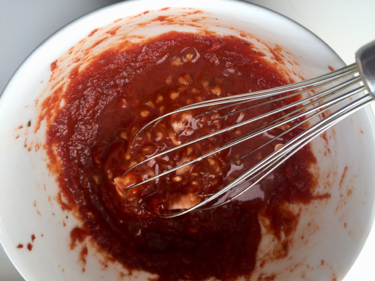 Томат. паста - 50гр, оливковое масло - 25гр, 1 большой зубчик чеснока, мякоть 1 томата 