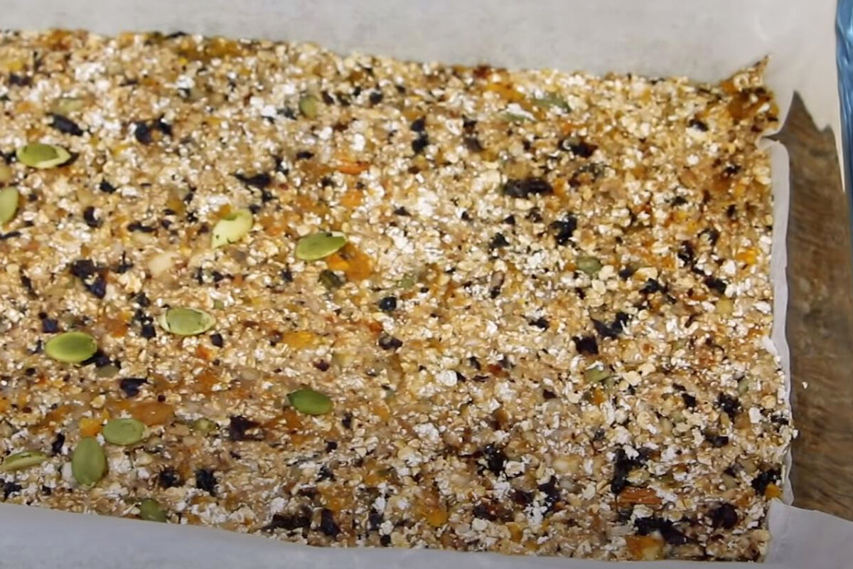 Для удобства можно подложить пергаментную бумагу.