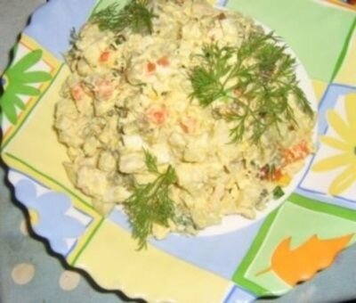     Филе курицы нарезать кубиками примерно 0,5х0,5 см. Отварной картофель очистить от кожуры и тем самым способом нарезать на кубики того же размера что и мясо. Морковь и яблоко вымыть под проточной водой, очистить от кожуры и натереть на средней терке. Огурцы нарезать на мелкие кубики. Горошек открыть, хорошо промыть под проточной водой. Яйца очистить от скорлупы и как можно мельче нарубить. Укроп и перья зеленого лука промыть, и нарубить (оставить пару веточек укропа для украшения). В отдельной посуде смешать мясо, яйца, картофель, зеленый лук, морковь, яблоко, горошек и огурцы. Посолить по вкусу и заправить салат майонезом. Все тщательно и аккуратно перемешать. Салат готов.   