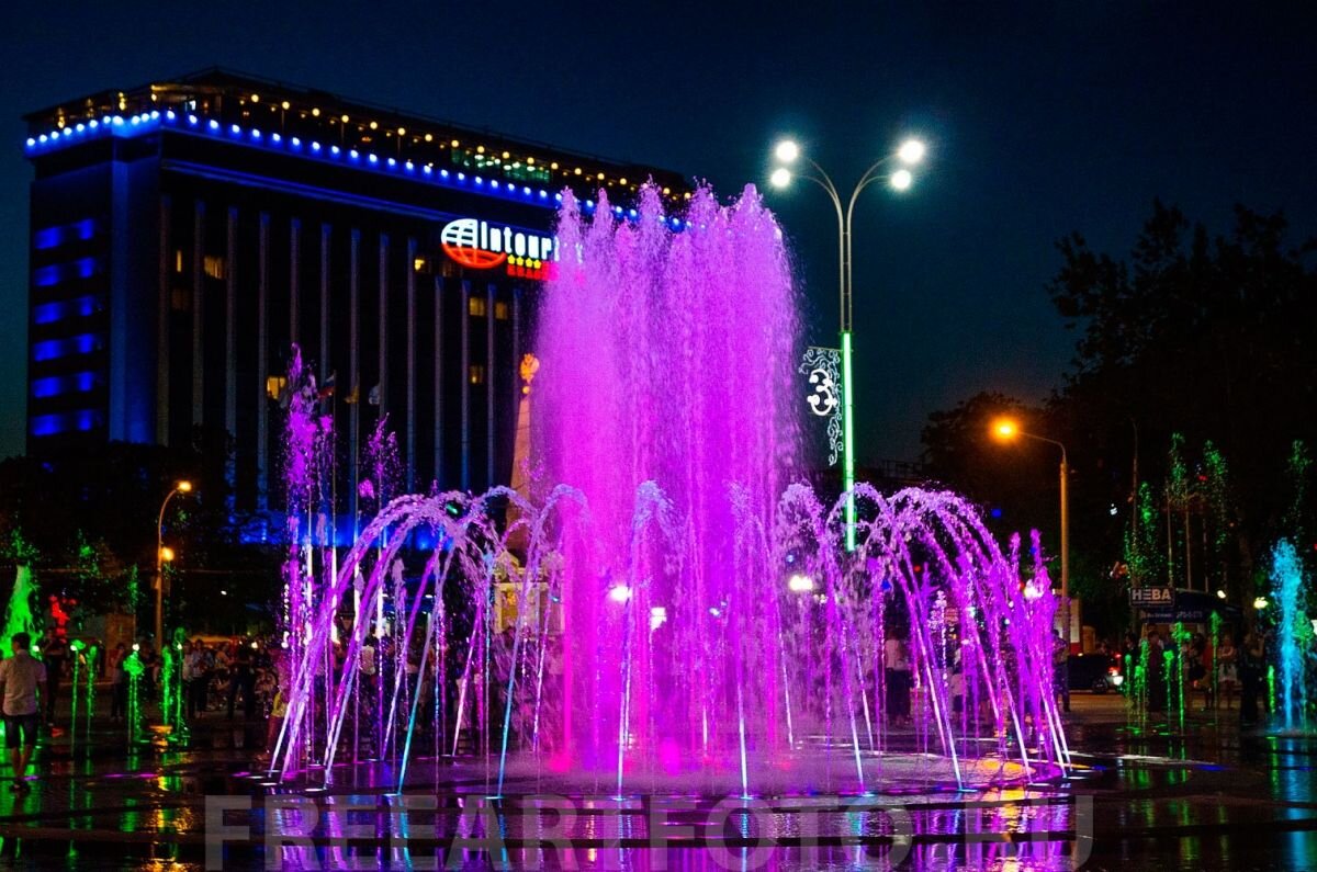 Краснодар, Театральная площадь, Поющие фонтаны.
