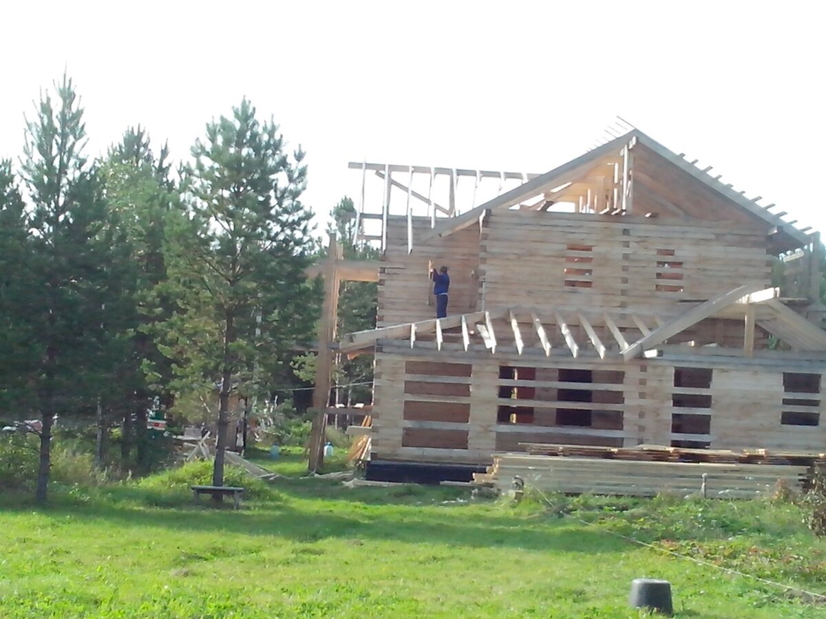 пока дует ветер, делаю леса для подъема на кровлю