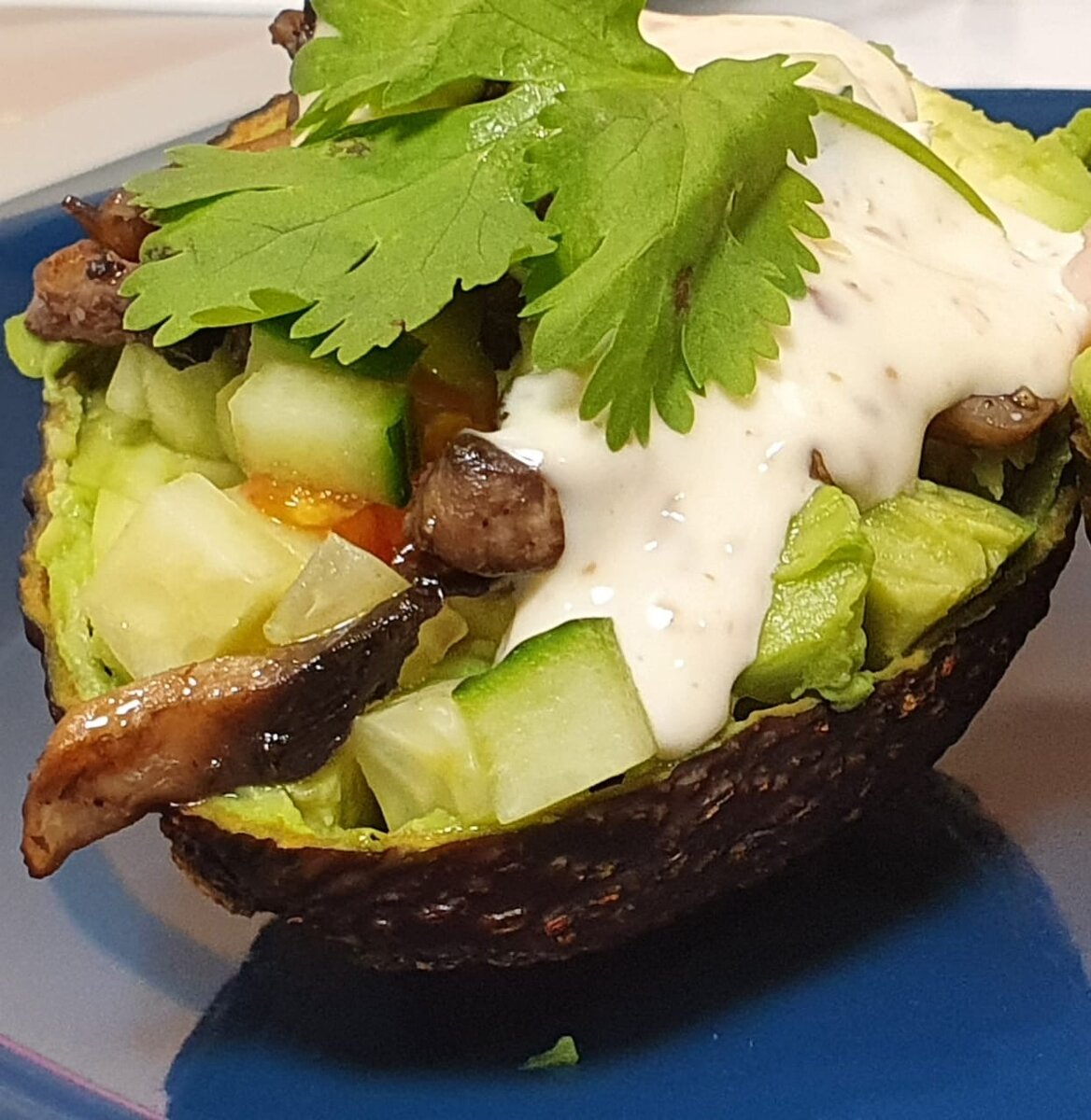 Салат с авокадо, креветками и шампиньонами в ореховом соусе